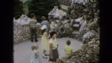 Iowa USA (1967): Tourists Admiring Gorge