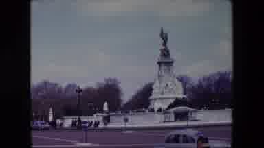 London England (1967): Fountain Outside Buckingham Palace