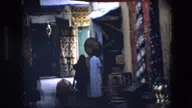 Algeria (1971): Mulheres Andando Em Um Beco Onde Se Vende Produtos E Utilidades