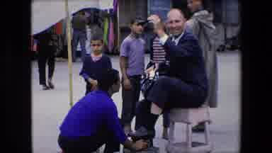 Algeria (1971): Polishing Shoes While Man Acts Has Important, And Put Up A Smoke
