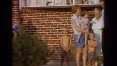 New Jersey USA (1965): Two Parents And Their Four Kids Posing For A Picture With