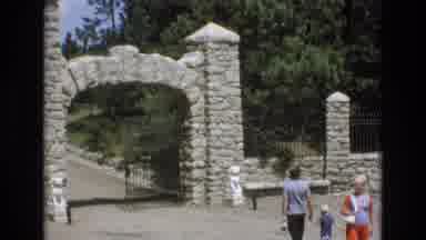 COLORADO SPRINGS COLORADO USA .-1973: Family Walking Towards Arch