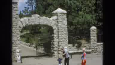 COLORADO SPRINGS COLORADO USA .-1973: Family Touring The Ruins Of The Past