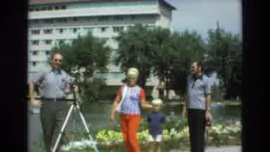 COLORADO SPRINGS COLORADO USA .-1973: Family And Photographer Posing In Front Of