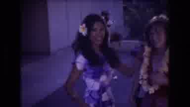 Honolulu Hawaii a USA (1977): Beautiful Girl Welcoming A Surprised Guest To An