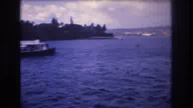 Honolulu Hawaii a USA (1977): Ferry Boat Passengers Watch Boats Taking Tourists To