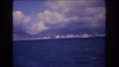 Honolulu Hawaii a USA (1977): Naval Ship Floats Along The Beautiful Blue Waves Of