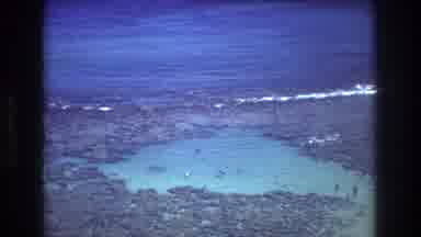 Honolulu Hawaii a USA (1977): The Shallow Shoals Of A Rocky Beach With Large Hills