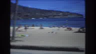 Honolulu Hawaii a USA (1977): Happy Vacationers Lounging Oceanfront Paradise Near