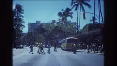 Honolulu Hawaii a USA (1977): Busy City Scene With People Crossing The Crosswalk