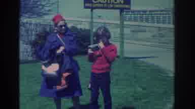 Niagra Falls New York USA (1971): Women And Boy Standing On Lawn With A Sign "To
