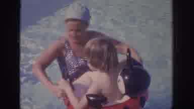 Philadephia Pennsylvania USA (1972): Mom Have Fun With Her Kids At The Piscine
