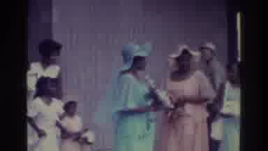 Bronx New York USA (1975): Bridesmaids Cannot Find The Missing Bride