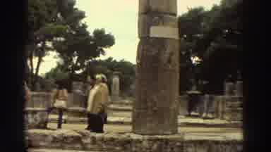 Greece (1976): Une Femme Parle Ã Des Personnes Dans Un Monument