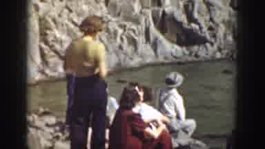 California USA (1937): The Persons Are All Seeing The Falls Down In The Centre Of