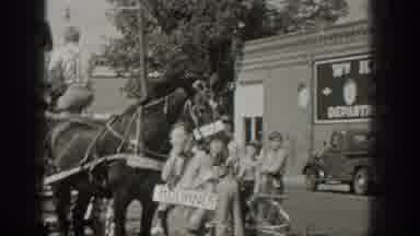 Washington USA (1938): A Small Group Of People Surrounding And Watching A Horse