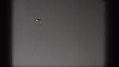 Washington USA (1938): Model Airplane Crashing On Beach With Many People Taking