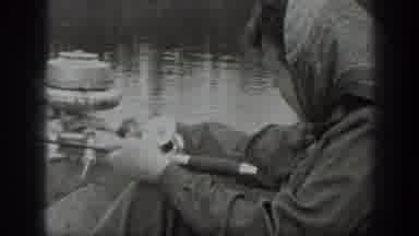 Washington USA (1940): The Girl And Boy Are Talking In The Sea For Having A