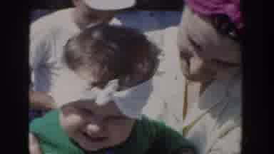 Wisconsin USA (1953): Une Mere Avec Son Enfant Dans Ses Bras Dans Un Bateau