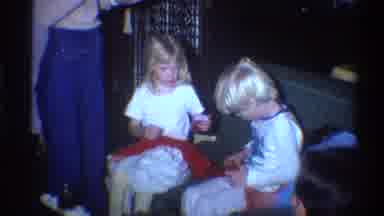 Gainsville Florida USA (1975): Sitting Girl Mother Help Scarf Tag Boy Mittens