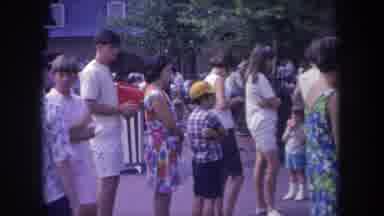 Michigan USA (1968): Homem Brincando Com Uma CrianÃ§a Muito Linda E Feliz Os Outros