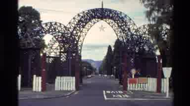 New Zealand (1981): Visiting Beautiful Old Town Gate Nice Turf And Great