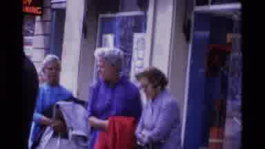 London England (1969): The Peoples Are Roaming In The Street With Discussen Near