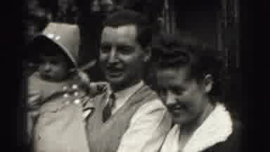 Harrisburg Pennsylvania USA (1975): A Father Holding H Iui A Daughter And Standing