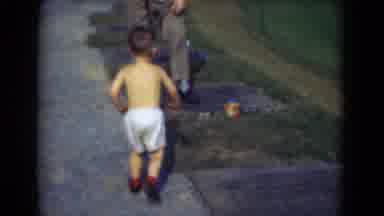 Middletown Pennsylvania (1975): Happy Hardly Clothed Toddler Run To Grave With Old