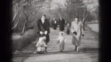 Middletown Pennsylvania (1975): The Childs Are Walking In The Road And Enjoy With