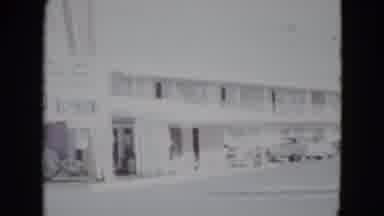 Las Vegas USA (1958): Road Traffic In Front Of Apartment Block