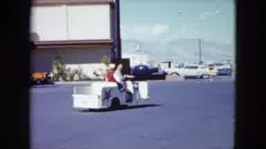 Nevada USA (1959): A Man In A Guide Car Helping Lady Find Her Car