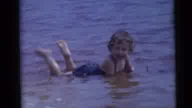 Camden New Jersey USA (1960): Young Boy And Girl Splashing In The Water In A Sunny