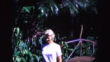 Miami Florida USA (1960): Mujer Cruza Puente De BambÃº Rojo Y Muestra A NiÃ±a Flores
