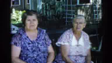 Illinois USA (1962): Sisters Reunite To Swing Away The Cares Of The World