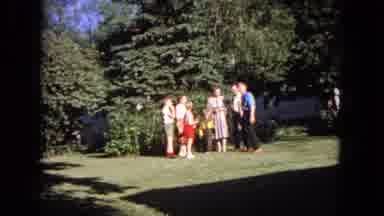 Evanston Illinois (1964): Vintage Home Movie Of Family Waving In Sunny Park With