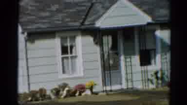 Toledo Ohio (1964): Old House With Front Garden Drying Clothes On The Clothesline