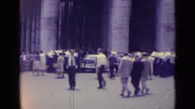 Vatican City (1962): Different Group Of People Walking On The Square Nise Weather