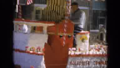 Iowa USA (1959): Calliope Player On A Flowered Parade Float And Pink Tulips