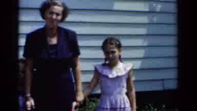 New York (1950): Woman Holding Daughters Hand.
