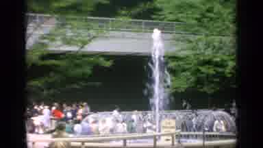 Flushing Meadows New York (1964): Crowds Of People Gather Around The Water