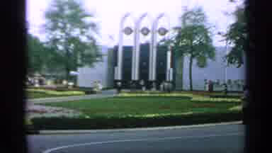 Flushing Meadows New York (1964): People Walking Through The Quad Of Park During A