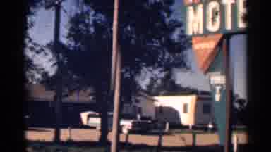 Colorado USA (1963): Comer Ens Cross Parking Lot Of Motel And Captures Shots Of