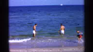 Alabama (1958): Set Of Family Members Enjoys Sea Bed And Drys To Len Swinging