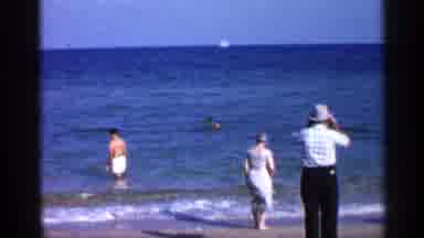Alabama (1958): Group Of Family Members Enjoys Sea And Taking Car Of Young Child