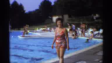 New York (1973): Woman Talking Something And Walking Next To A Pool With Many