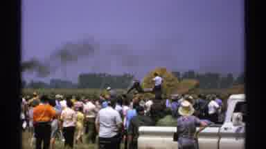 Minnesota (1971): Agglomeration In Front Of An Industrial Harvester At A Farm In