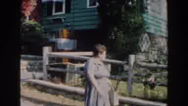 Miami Florida (1960): Walk In Front Of The Country House And Its Flower Garden