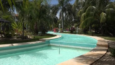 PLAYA DEL CARMEN MEXICO-2015: A Sunny Day At A High-End Resort With Beautiful Pools