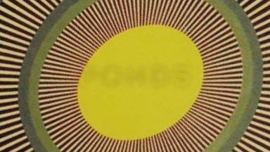 An Optical Optical Illusion With A Yellow Oblong At The Center